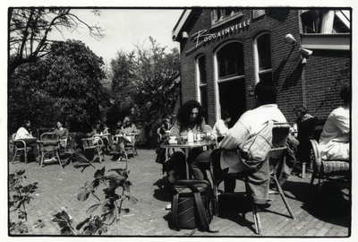 401704 Afbeelding van het terras van het café-restaurant Bougainville (Veeartsenijpad 150) te Utrecht.